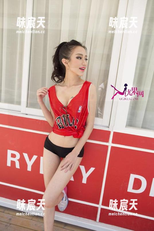UGirls尤果网 - 张栩菲的白色瞬间合集：一不小心就陷进了柔和的梦里