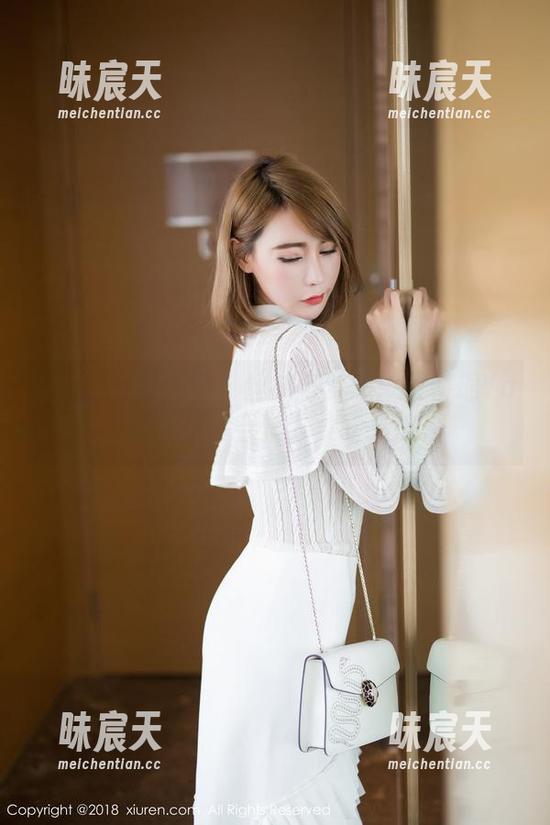 Xiuren秀人网 - 丝袜与梦想：王馨瑶Yanni的写真合集，柔软又撩人