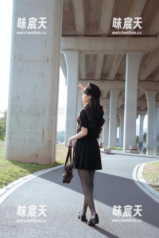 从不呆猫看JK学妹户外，不需要圣光就能美得发光