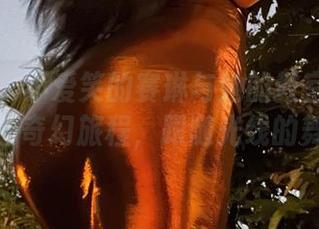 微密圈 – 不爱笑的赛琳与她的教室：图集资源的奇幻旅程，跟随光线的舞动。