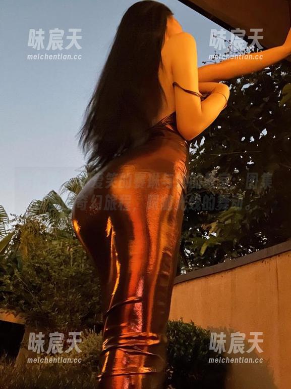 微密圈 - 不爱笑的赛琳与她的教室：图集资源的奇幻旅程，跟随光线的舞动。