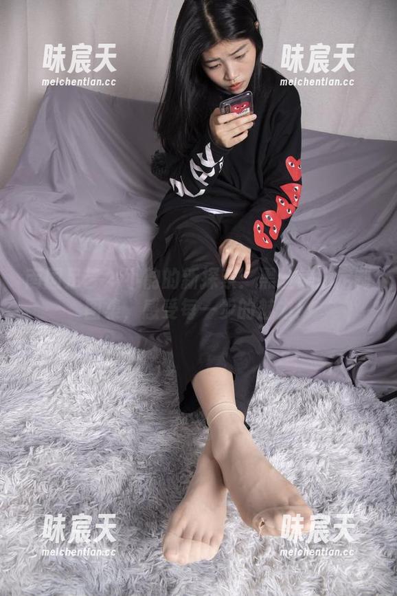 南国足艺 - 小韵的新探索：黑丝美脚定制图集，感受每一步的魅力！