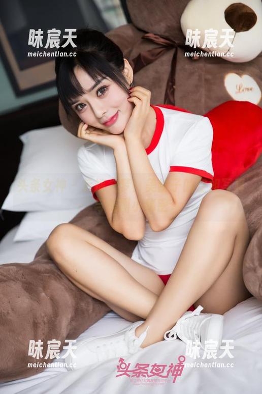 头条女神 - 云端之梦：美纳子的空姐写真与美图小秘密