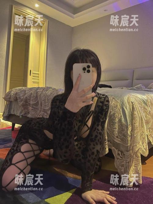 微密圈 - 别打扰，宋昱欣正穿着白衬衫，享受无圣光的图集世界！