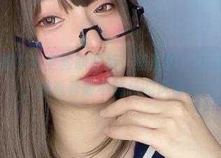 小泉学姐吖的全套职业装，图里的一切看似简单，却透着毫不简单的风情。