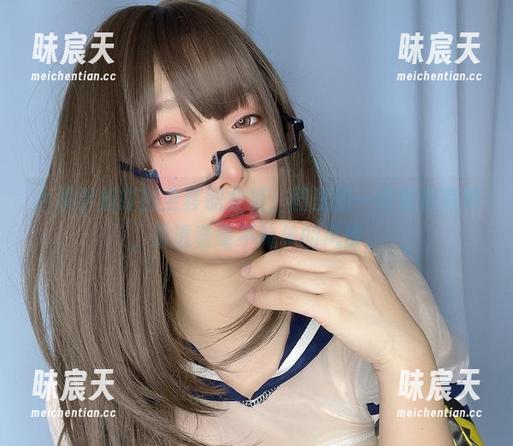小泉学姐吖的全套职业装，图里的一切看似简单，却透着毫不简单的风情。