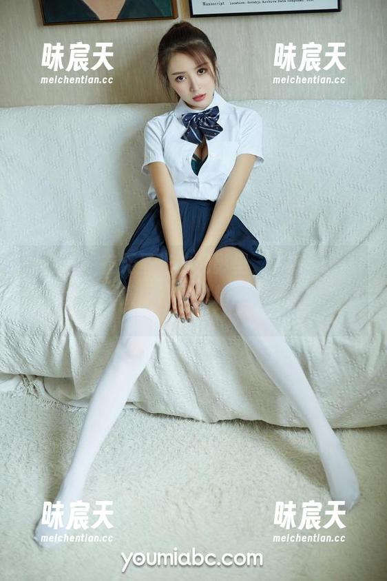 尤蜜荟 - 在无圣光的光影里，白亦Ada把比基尼写真演绎得无比精彩，纯粹而自然。