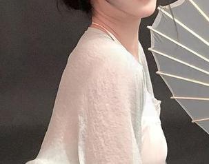 抖娘利世夜雨图包：谁说雨天只能宅家？这里的每一滴雨都在致意！