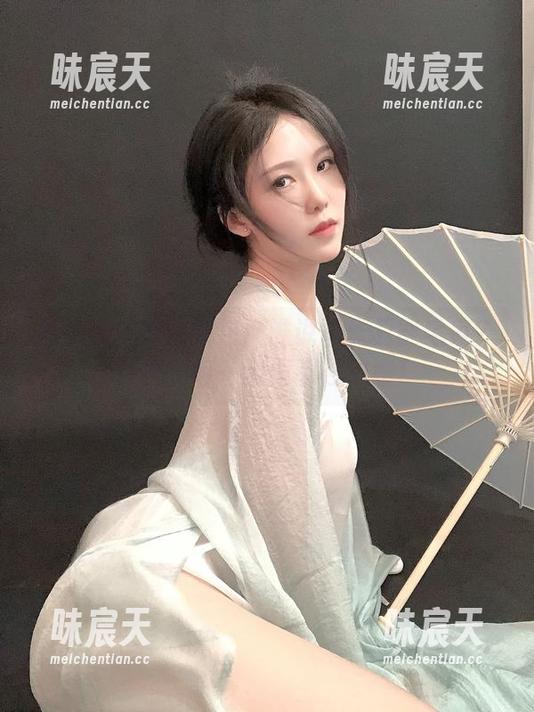 抖娘利世夜雨图包：谁说雨天只能宅家？这里的每一滴雨都在致意！