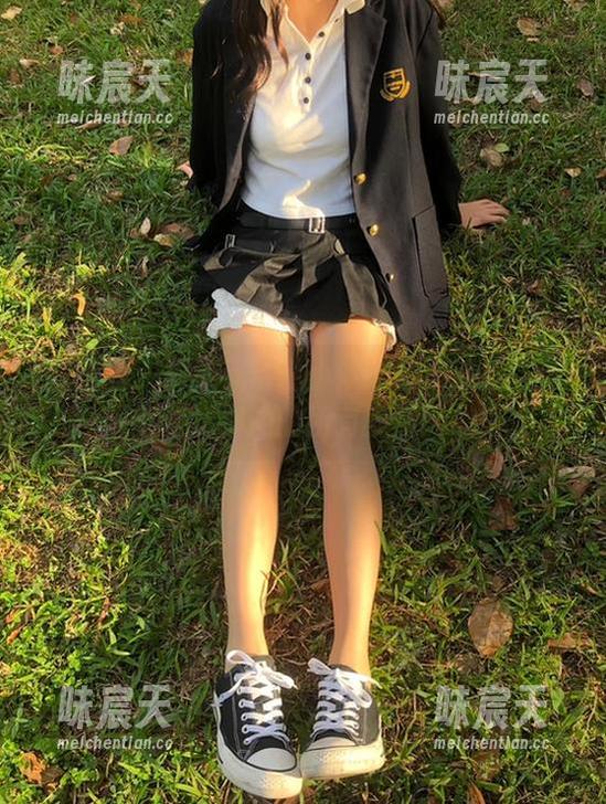 微密圈 - 探索无敌哒小姨妈的泳池梦：免费送你她的所有美照！
