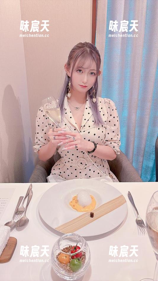 礼服再美，谁能比月城委员会的美图更抢镜？