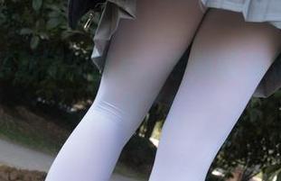 一组森萝财团的图片，学妹的美足在户外奔放了！