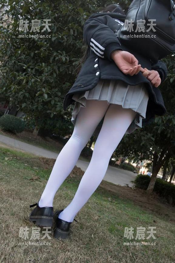 一组森萝财团的图片，学妹的美足在户外奔放了！