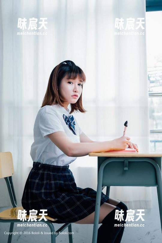 波萝社 - 柳侑绮的夏日原图与图包：当清新的空气都开始嫉妒你的好心情！
