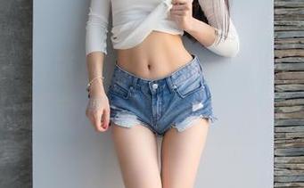 爱蜜社 – 在萌白酱的校服写真中寻找那一丝熟悉的感觉，结果被吸引得无处可逃。