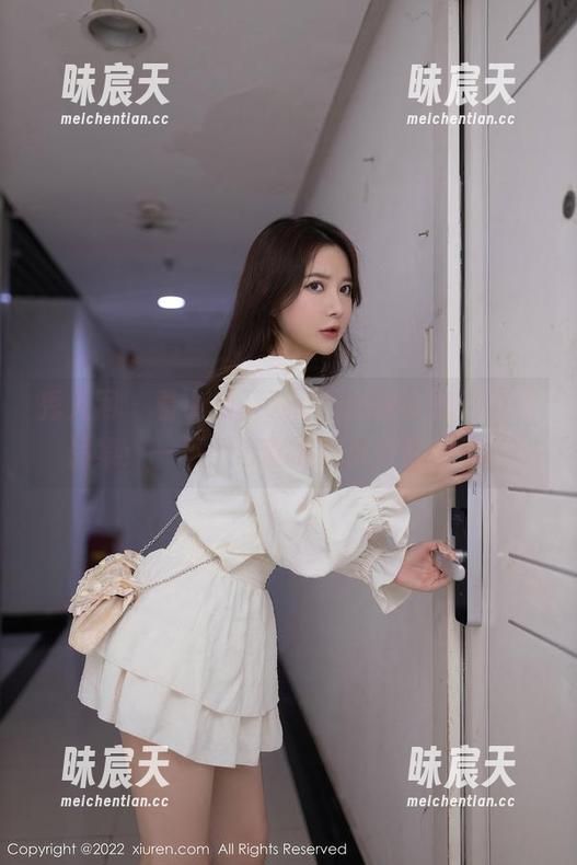 秀人网 - 看小橘子orange修女的写真作品集：一不小心就被这份安静吸引。