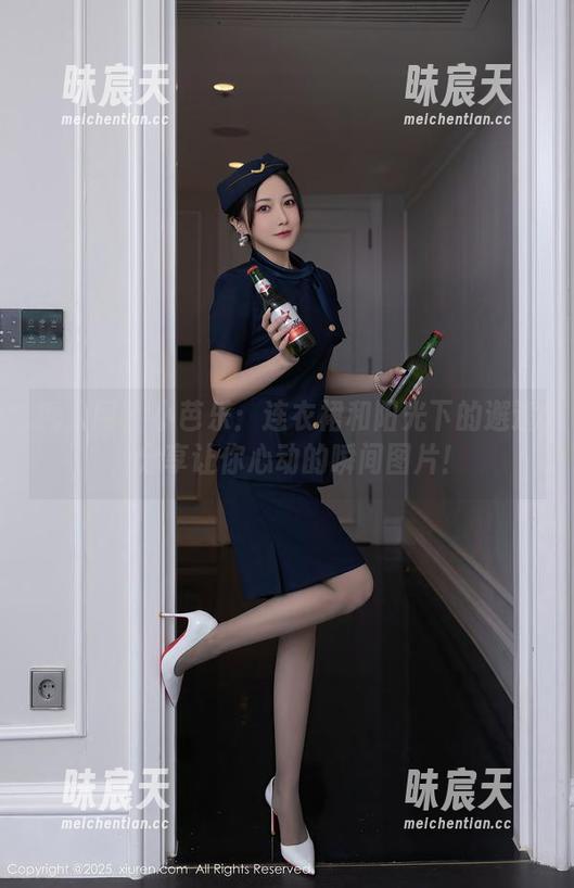 秀人网 - 小芭乐：连衣裙和阳光下的邂逅，分享让你心动的瞬间图片！