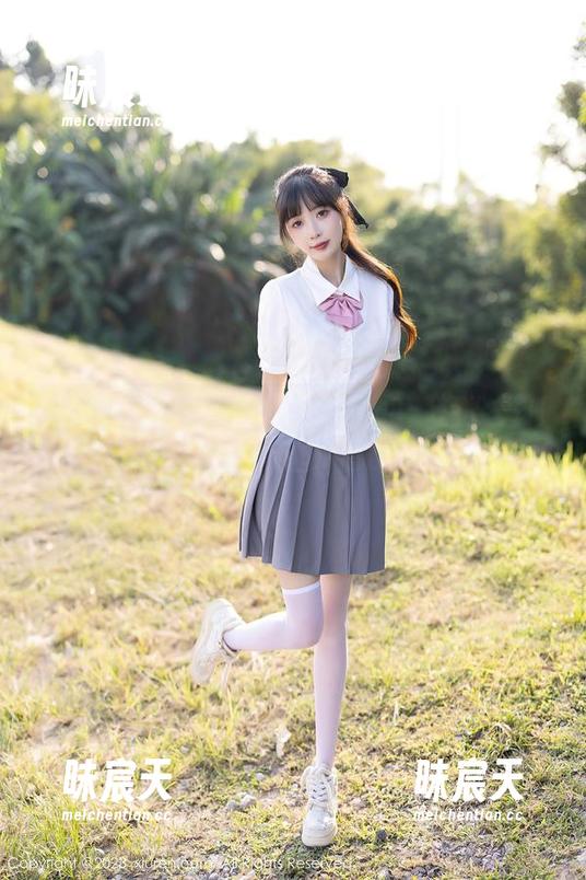秀人网 - 小茶茶tea女仆图包：轻松一刻，让你怦然心动的俏皮瞬间！