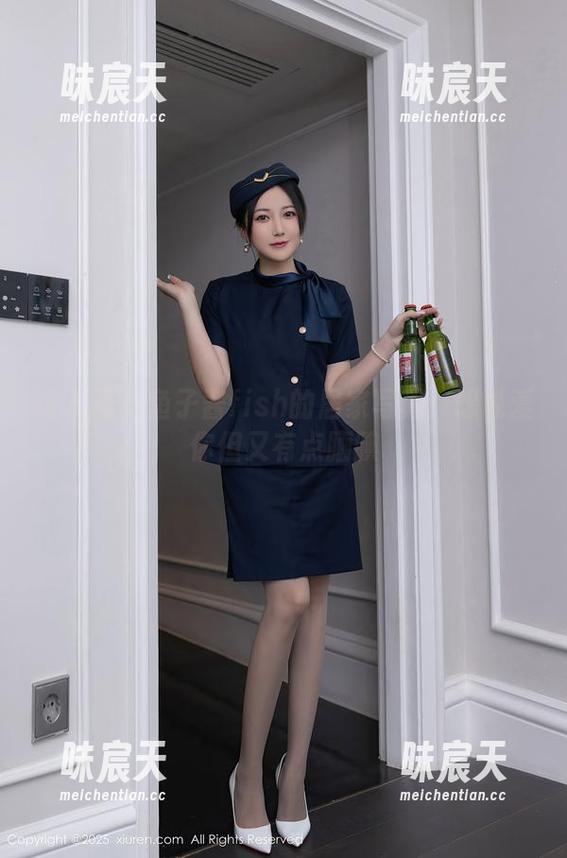 秀人网 - 鱼子酱fish的居家写真：想说爱你但又有点腼腆