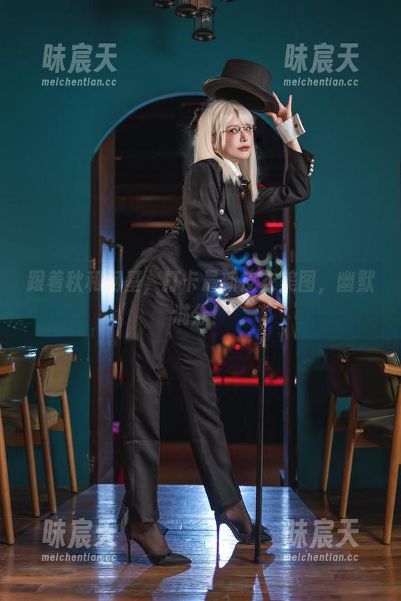 跟着秋和柯基，打卡最新皮衣美图，幽默满分！