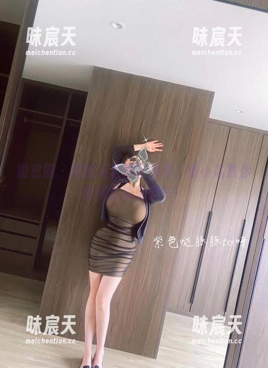微密圈 - 制服资源独家放送，童小芯教你如何优雅地翻书！