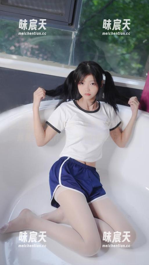 紧急企划 - 高清套图，小恩校服写真：不就是多穿几件嘛，怎么就这么好看！