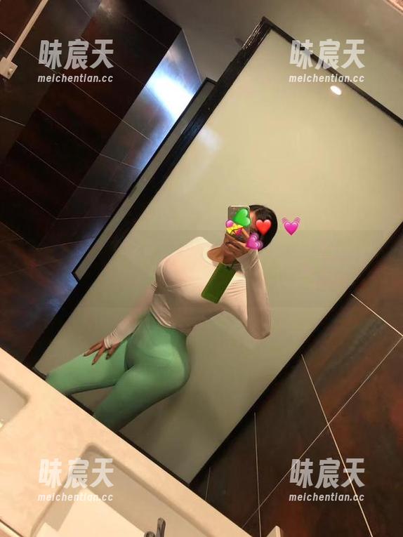 微密圈 - 原图来袭！紫色哒豚豚的黑丝风情，调皮又迷人！