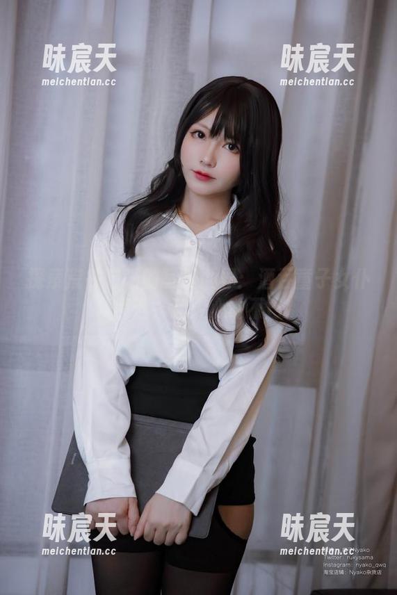 探索荒井喵喵的写真世界：酒吞童子女仆精选，让人心动不已