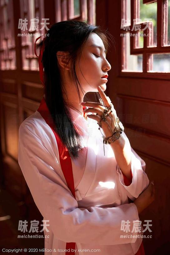 蜜桃社 - 看露西Lucy的毛衣原图：图册里藏着的不只是温暖，还有幽默感！