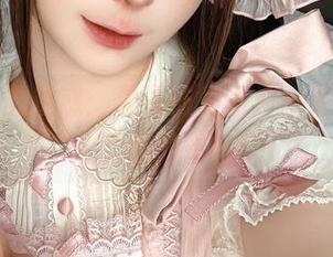 黄内衣的魅惑：蠢沫沫的图片合集，真是个大胆的姑娘！