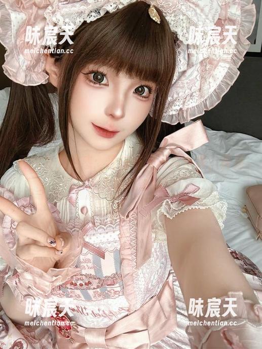 黄内衣的魅惑：蠢沫沫的图片合集，真是个大胆的姑娘！