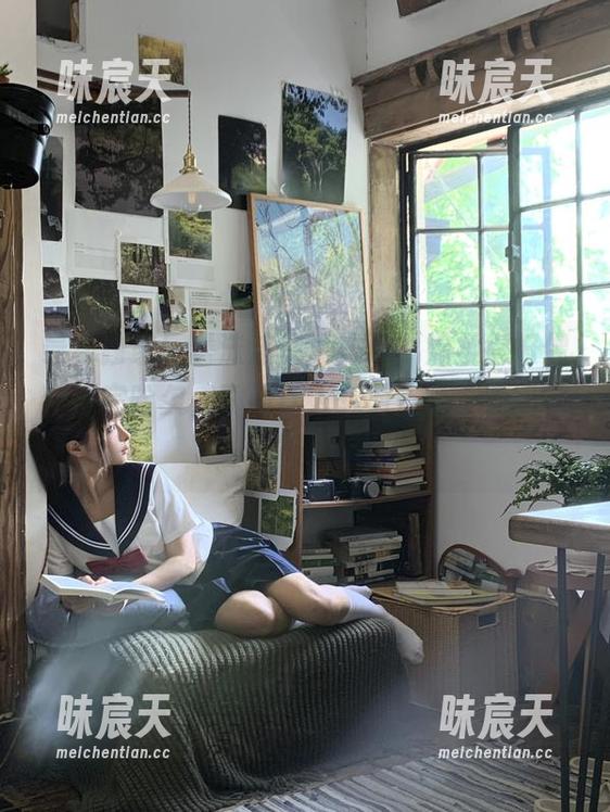 最新独家！蠢沫沫写真揭晓，温柔得好像刚打完哈欠，瞬间让人想对她说“晚上好”。