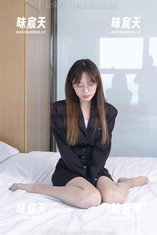 袜啵啵 - 美图时刻，小淳的黑白渐变丝袜教你如何玩转时尚
