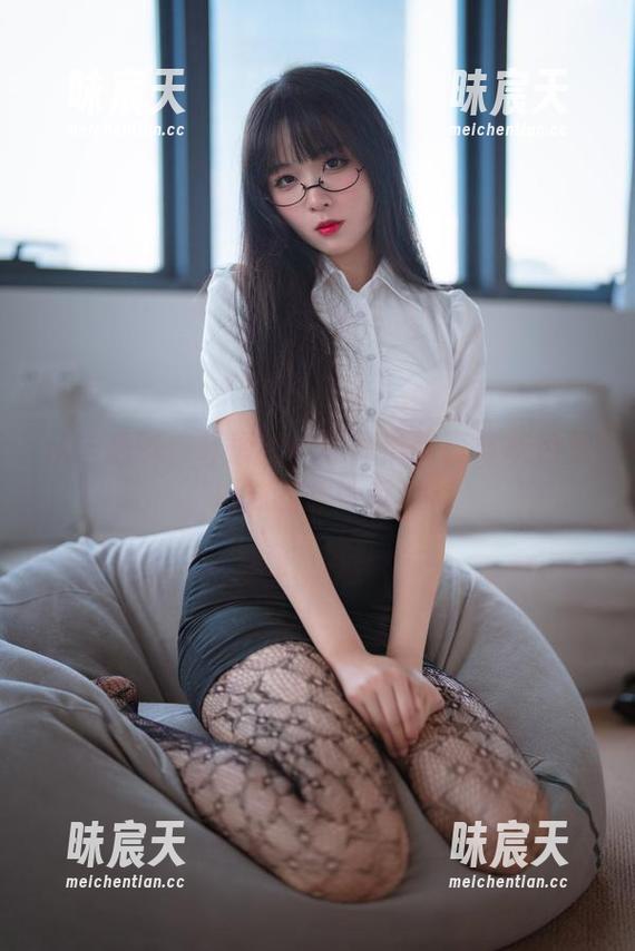 从未想过：轩萧学姐的高清写真与灰色五指袜的奇妙组合