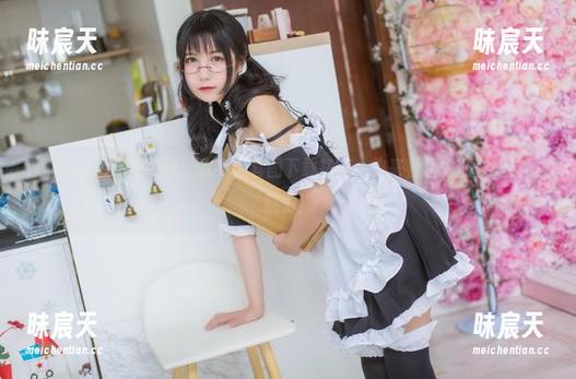 逐月Su带你找海风：水手服套图下载指南，快来看看她的‘海洋’魅力！