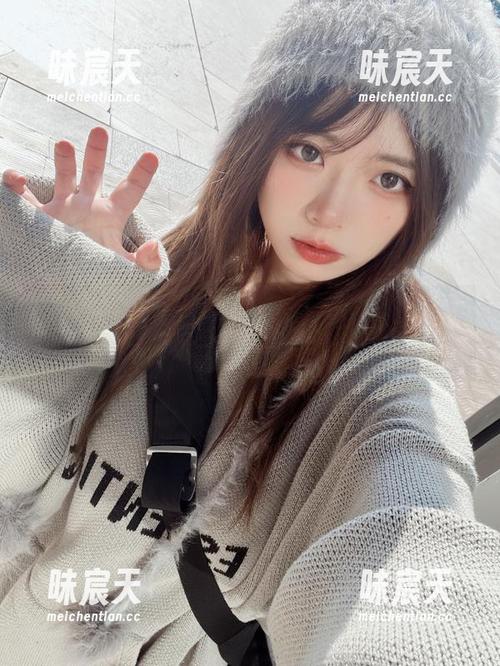 泳衣怎么了，闪月半的写真集分享，真是让人想多看几眼。