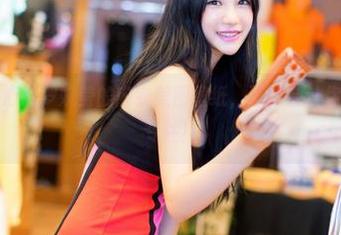 青豆客 – 小心！罗婉莹的内衣美图壁纸，可能会让你办公桌难以专注！