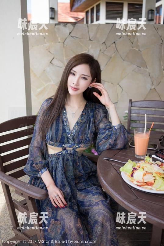 魅妍社 - 光线里的裙摆，眼镜下的绯月樱_Cherry，来吧，看看这套奇妙合集！