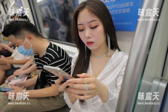 魔镜街拍 - 时尚与销售的结合：婷婷粉裙的日常工作原图，快来瞧瞧！