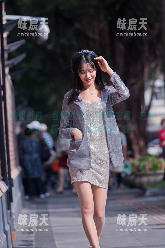 魔镜街拍 - 当楼楼穿上白色连衣裙，忘掉光环，图片无圣光却打动了我！