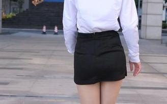 魔镜街拍：定制包臀裙小姐姐2图集，教室壁板上的时尚新风潮！