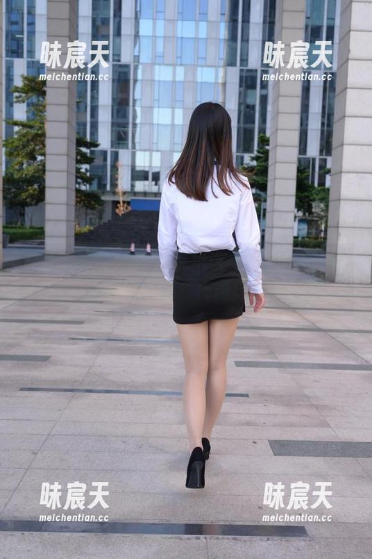 魔镜街拍：定制包臀裙小姐姐2图集，教室壁板上的时尚新风潮！