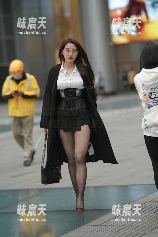 魔镜街拍里的黑丝苗条，超高清资源，感觉要掉进屏幕里了…